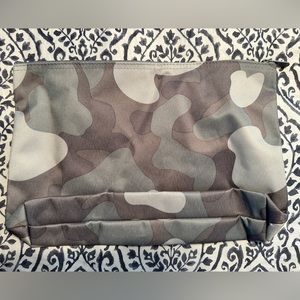 Thirty-One Large Zipper Pouch